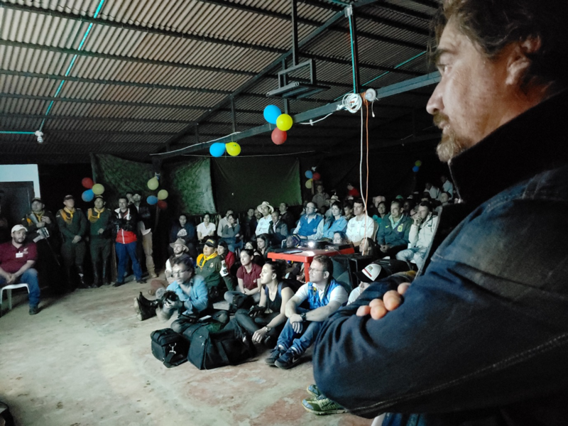 Nicolás Montero, uno de los protagonistas de Golpe de Estadio, 20 años después observa la película en Llano Grande. Foto: Elizabeth Yarce.