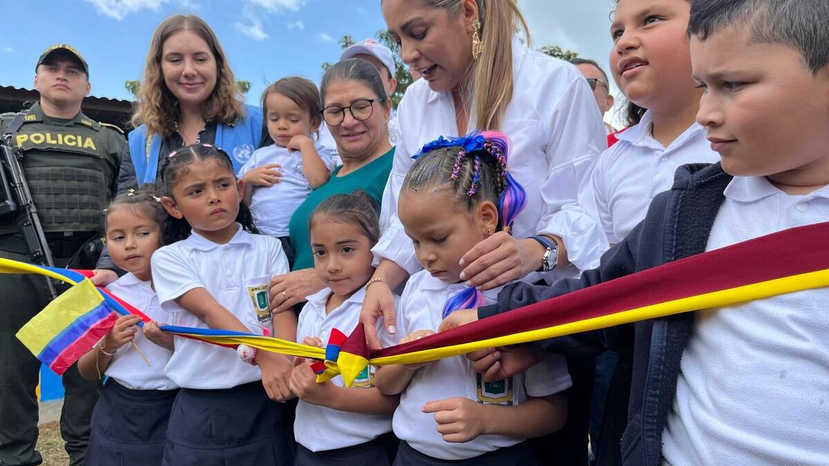 Firmantes de paz celebran apertura de la primera sede de una institución educativa en el ETCR Antonio Nariño, en Icononzo, Tolima