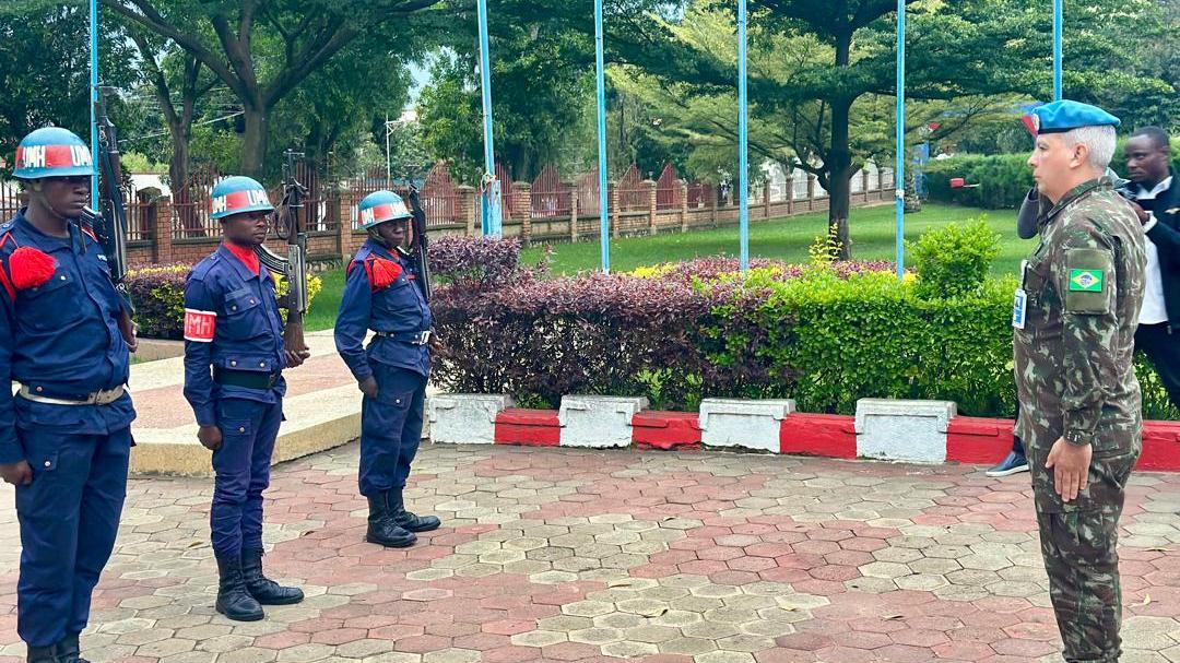 Upon his arrival, General Ulisses de Mesquita Gomes met with the Vice-Governor of Ituri and members of the provincial security council.