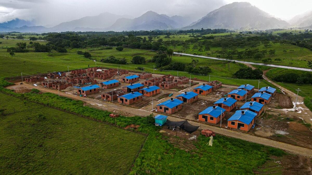 Junto con otros integrantes del colectivo, han iniciado cultivos de tomate y caña, buscando reactivar su molienda para la producción de panela, un proyecto pensado no solo para su beneficio, sino también para incluir a la comunidad campesina que los rodea.   El acceso a la tierra es su mayor reto.  Sin un terreno propio, sus proyectos productivos y de vivienda no pueden consolidarse. “Nuestro sueño es tener tierra. Tierra para sembrar, criar a nuestros hijos, trabajar como campesinas que somos”, enfatiza Án