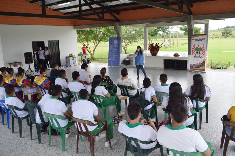 Participación del equipo de la Misión de Verificación de la ONU en día internacional de la paz con la comunidad de Campo Hermoso, Caquetá. 