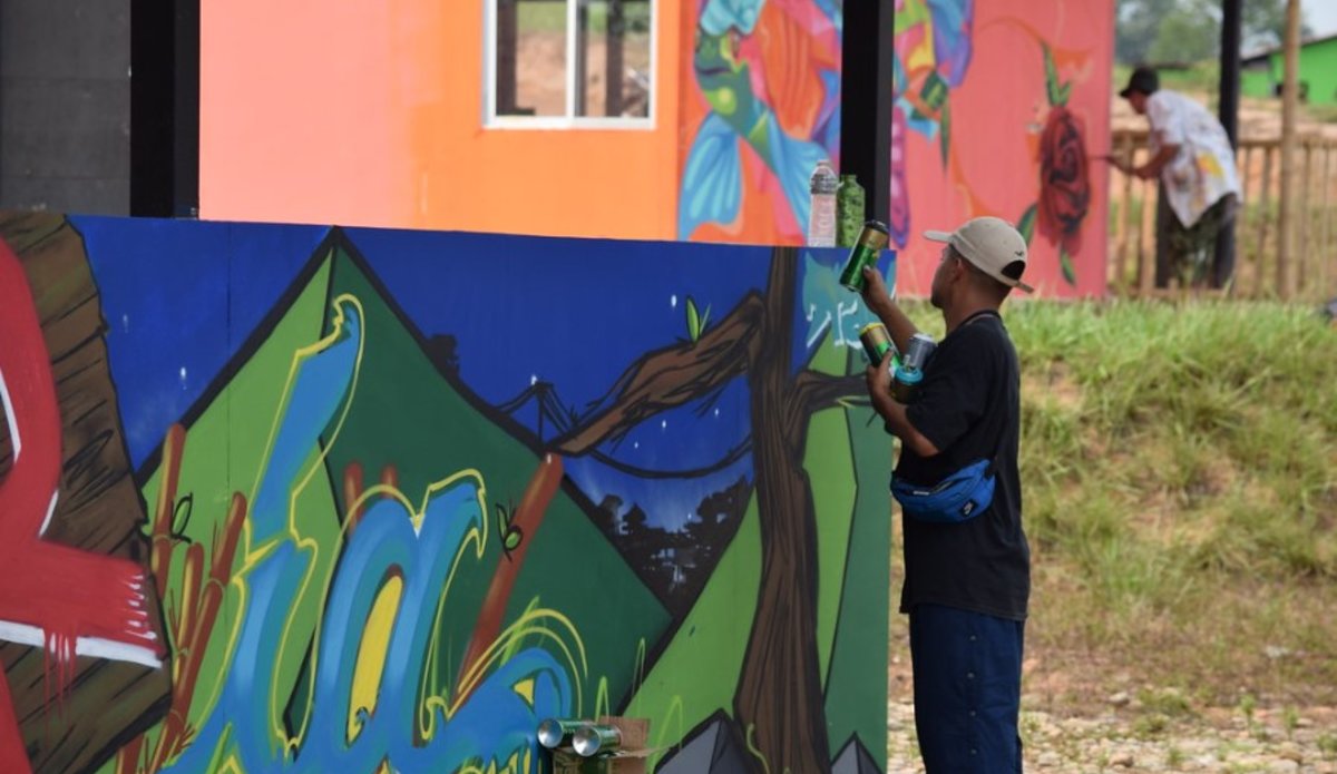 Artistas pintando los murales en el ETCR. Foto: Jennifer Moreno