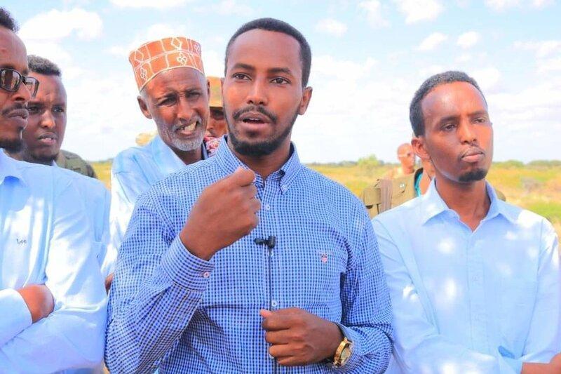 Mohamed Sheikh Said Haji addresses to a group of gentleman