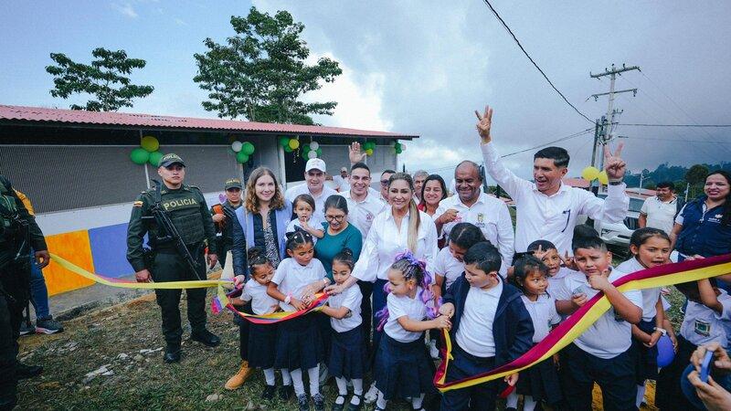 Firmantes de paz celebran apertura de la primera sede de una institución educativa en el ETCR Antonio Nariño, en Icononzo, Tolima