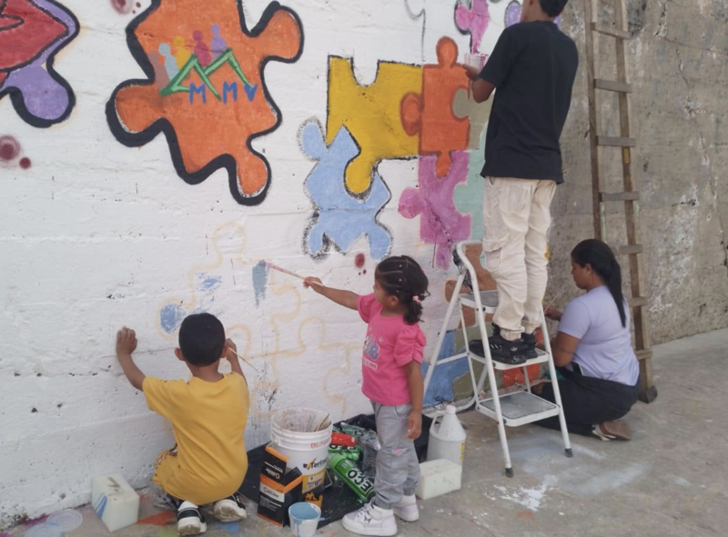 En Yalí, víctimas del conflicto, firmantes de paz y comunidad pintaron junto a sus hijos un mural por la reconciliación durante jornada “Al compaz de lo público”, realizada el pasado 4 de octubre.