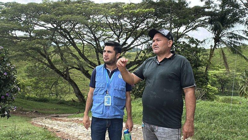 Rafael Marín, firmante de paz, explica ubicación de lotes para las viviendas, en Yalí.