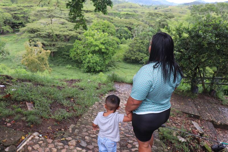 En Yalí, víctimas del conflicto, firmantes de paz y comunidad pintaron junto a sus hijos un mural por la reconciliación durante jornada “Al compaz de lo público”, realizada el pasado 4 de octubre.