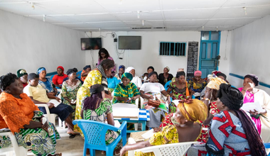 Un groupe est assis ensemble dans une pièce.